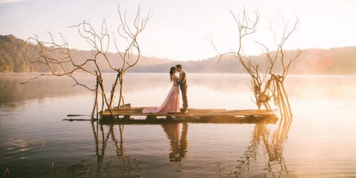 10 Tempat Prewedding di Indonesia yang Indah nan Romantis