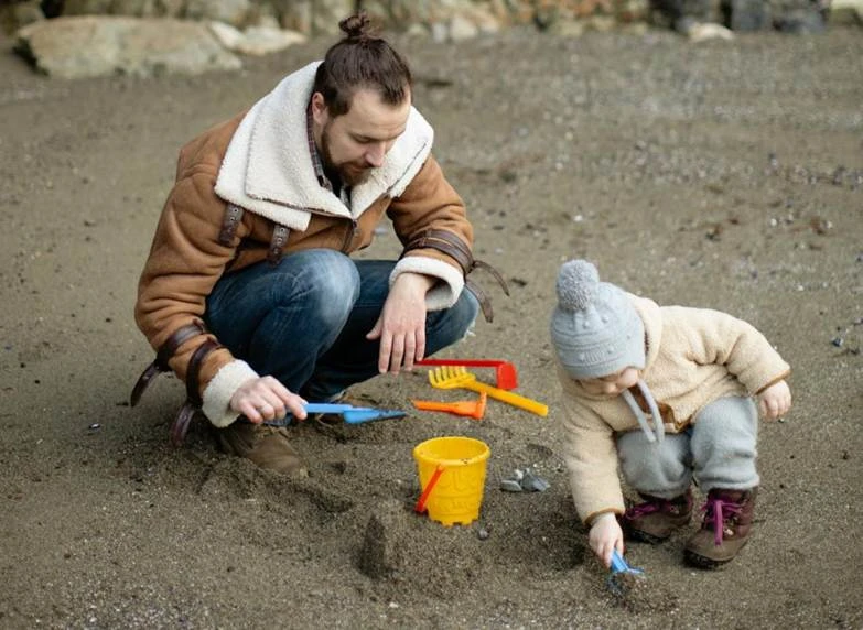 5 Tips Wisata Keluarga ke Pantai, Dampingi Anak-anak Bermain