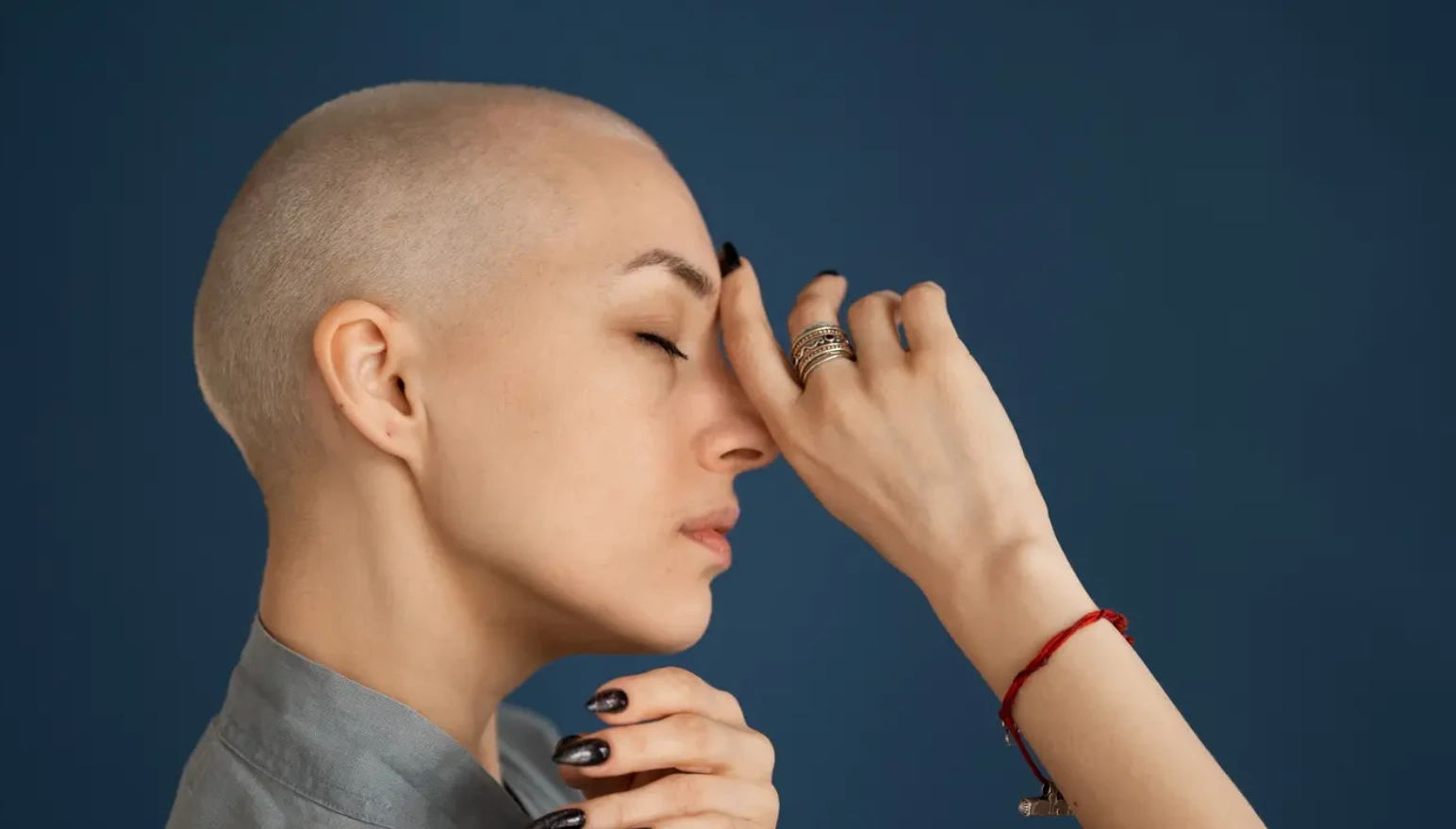 ilustrasi wanita botak